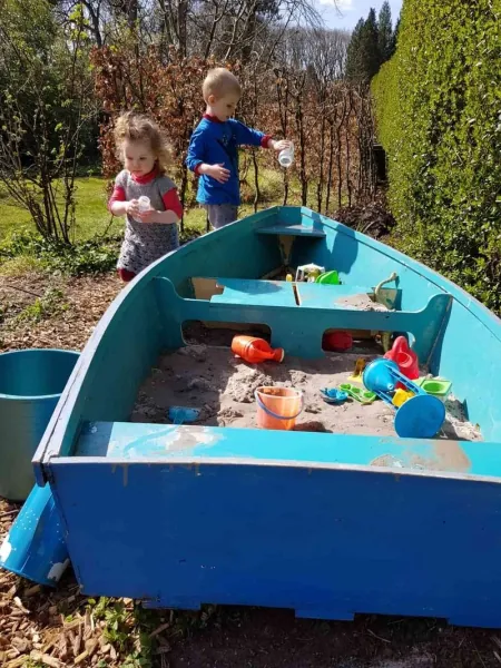Een zandbak is onmisbaar in een kindvriendelijke tuin